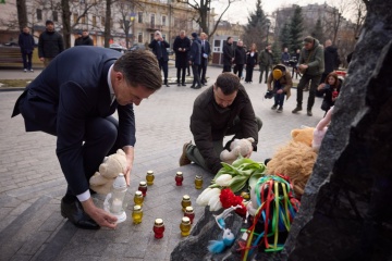 In Charkiw besichtigen Selenskyj und Rutte durch Beschuss zerstörte Gebäude