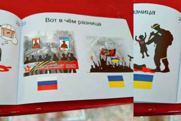 被占領下マリウポリの学校の生徒たちにロシア軍を称賛するパンフレット配布