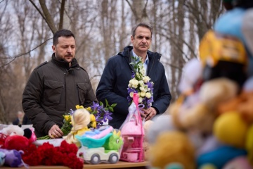 Selenskyj und griechischer Ministerpräsident gedenken der Opfer des Drohnenangriffs in Odessa