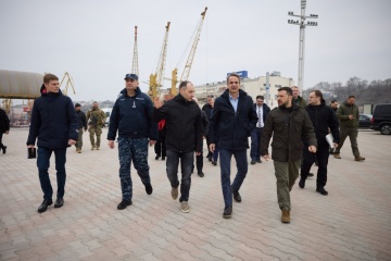 Zelensky, Mitsotakis inspect functioning of 'grain corridor' at Odesa port