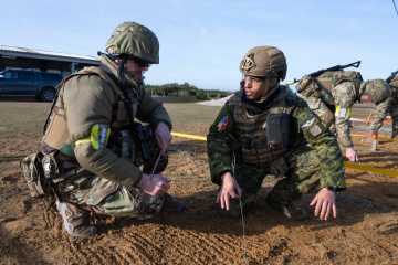 Canadian soldiers show how they train Ukrainian defenders