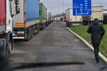 Polen lassen am Grenzübergang Uhryniw zwei LKW pro Stunde passieren