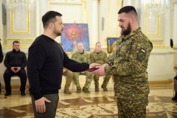 Zelensky condecora a los militares con motivo del Día del Combatiente Voluntario
