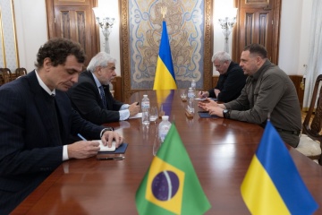 Yermak aborda con el embajador de Brasil los preparativos para la Cumbre de Paz Global