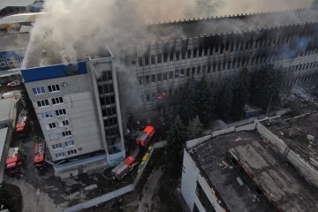 Recuperan de entre los escombros el cuerpo de la quinta persona muerta tras el ataque ruso a Járkiv