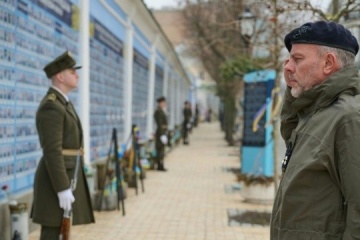 In Kyjiw ehrt Rob Bauer die gefallenen ukrainischen Soldaten