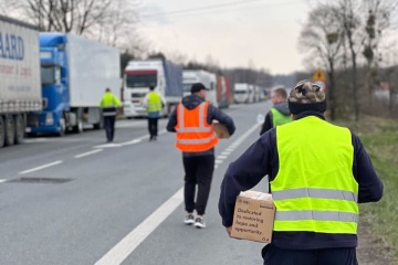 About 2,000 food boxes delivered to truck drivers blocked at border