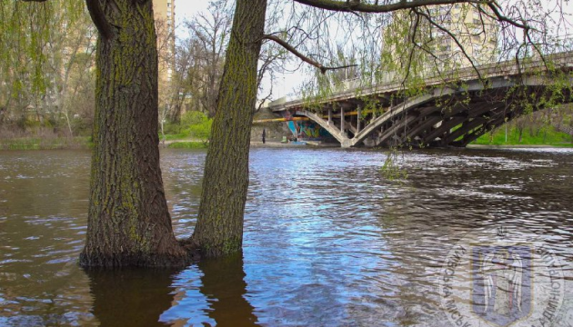 У Києві спостерігається підвищення рівня води в Дніпрі з початковим затопленням заплави