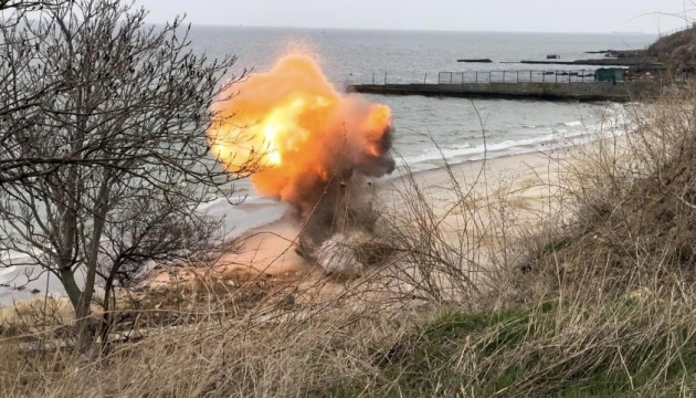 На одеському пляжі рятувальники знищили міну
