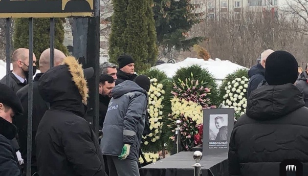 Навального поховали під мелодію з «Термінатора» і пісню My Way