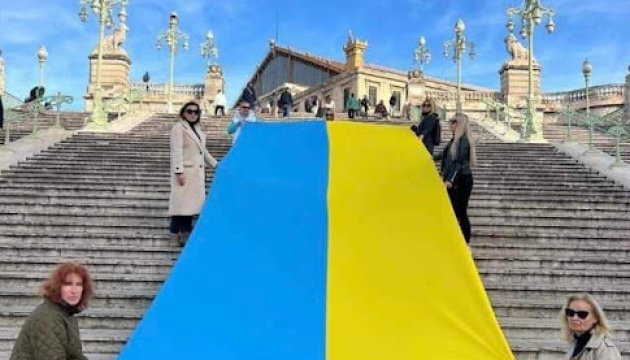 Russian propaganda creates fake about desecration of Ukrainian flag in Marseille