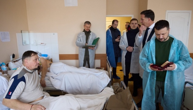 Zelensky, Rutte visit Ukrainian defenders in military hospital in Kharkiv