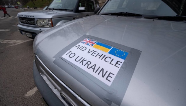 Британські фермери передали українським військовим 27 пікапів із гуманітарною допомогою