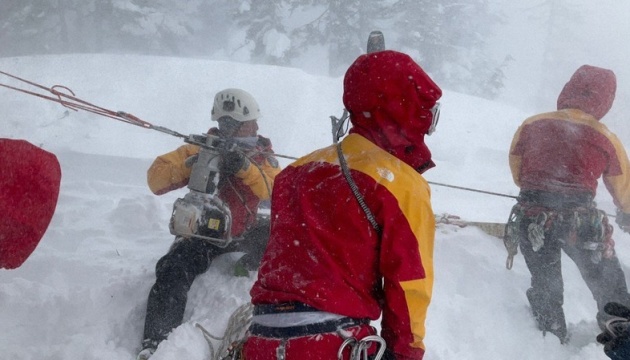 У північних Японських Альпах 10 людей потрапили під лавину, є постраждалі