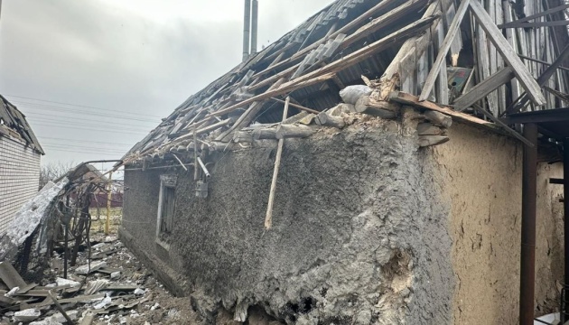 Війська РФ обстріляли Нікопольський район, пошкоджене підприємство, ЛЕП і будинки