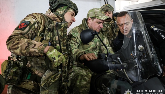 Миколаївські поліцейські за власний кошт підсилили штурмову бригаду Нацгвардії