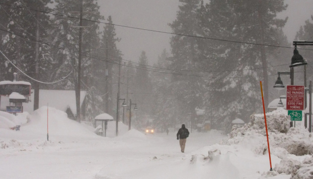 В Неваді й Каліфорнії через снігову бурю десятки тисяч людей залишилися без світла