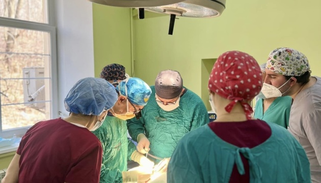 У Львові хірурги зі США допомогли сформувати піднебіння хлопчику з тканин щоки
