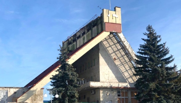 У Тростянці розпочали відновлення залізничного вокзалу, який пошкодили росіяни