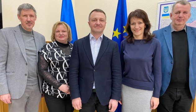 Мовний омбудсмен обговорив з представниками СКУ забезпечення українською мовою освіти за кордоном