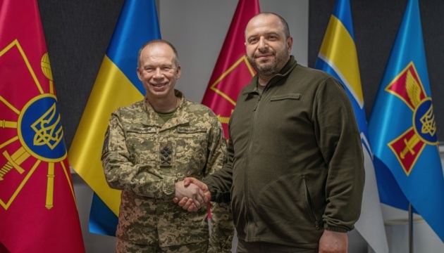 Umerov y Syrsky debaten las necesidades de Ucrania en artillería y defensa aérea con el ministro de Defensa de Noruega