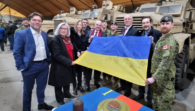 Генконсул України зустрівся на військовій базі з міністрами оборони й зайнятості Канади