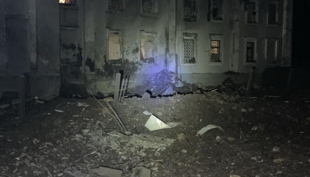 Загарбники вночі вдарили ракетами С-300 по Покровську, поранена людина