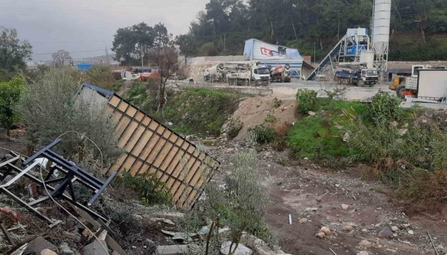Шторми, смерчі та зливи призвели до руйнувань і затоплень у турецькій Анталії