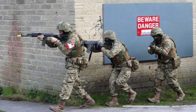 British instructors teaching Ukrainian soldiers to storm urban area buildings