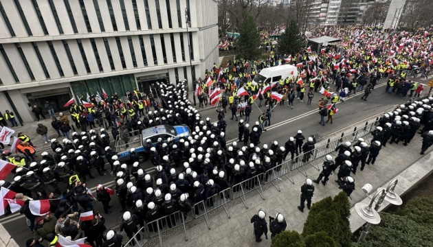 Біля Сейму Польщі - сутички поліції з протестувальниками, є поранені