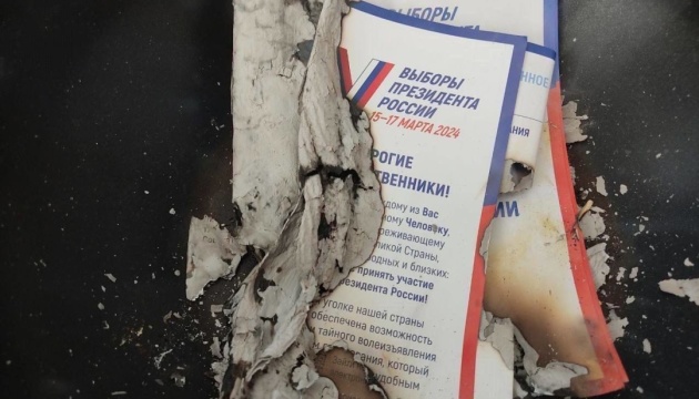 Жителі Генічеська спалюють запрошення окупантів на фейкові «вибори президента РФ»