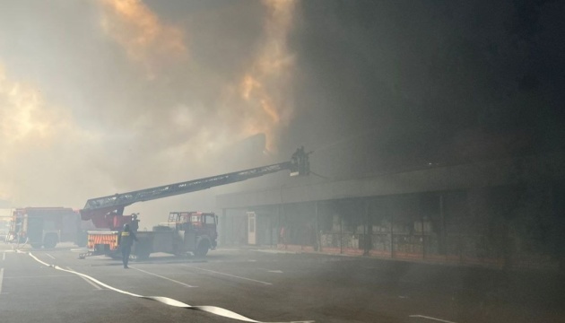 Обстріл Нікополя: пожежу в торговельному центрі гасили понад п’ять годин