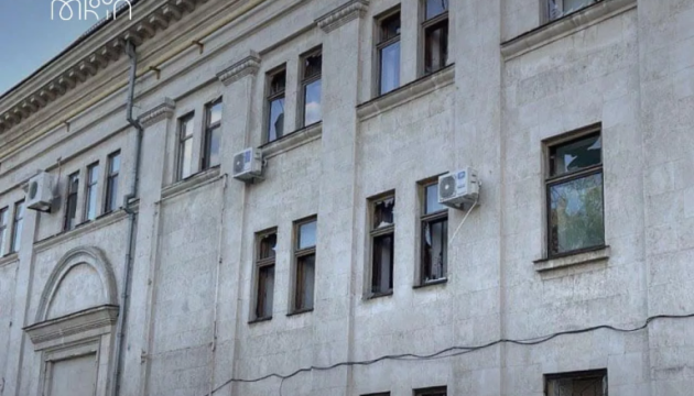 Theatre building damaged in Russian shelling of Kherson

