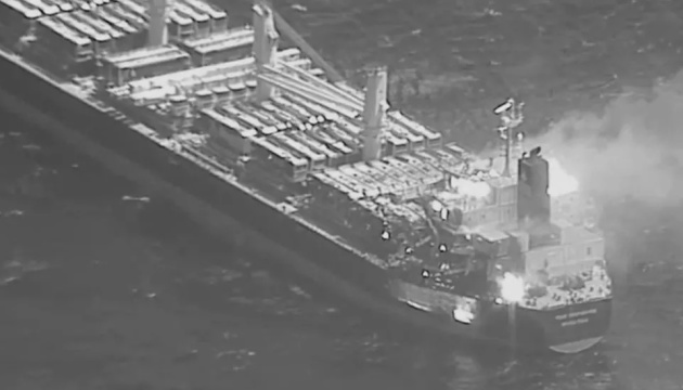Унаслідок ракетної атаки хуситів на судно в Аденській затоці загинули троє моряків