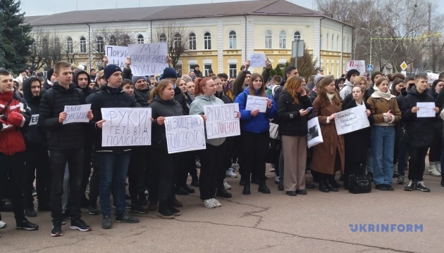 У Житомирі студенти вийшли на акцію проти об’єднання університетів