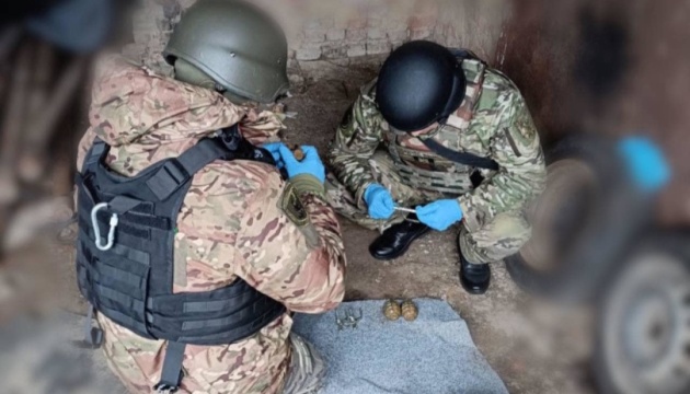 На Київщині поліція викрила чоловіка, який зберігав вдома арсенал боєприпасів
