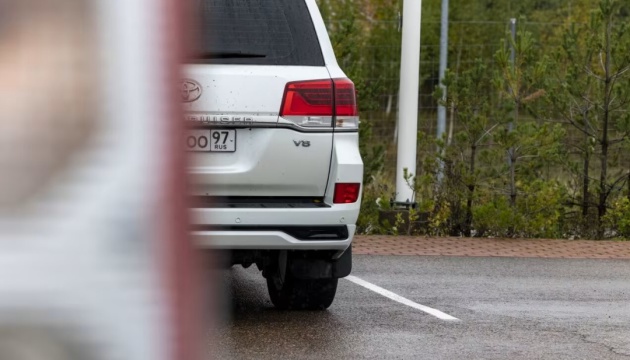 У Фінляндії заявили, що автівки з російськими номерами мають виїхати з країни до 16 березня