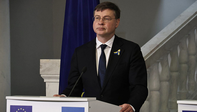 Dombrovskis: Ucrania recibirá 4,5 mil millones de euros de la UE en marzo y otros 1,5 mil millones en abril