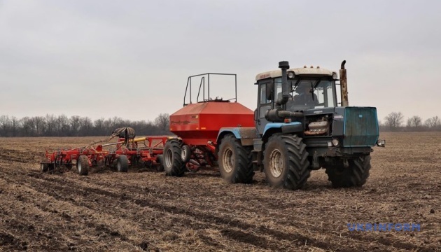 Українські аграрії почали посівну ще у трьох областях