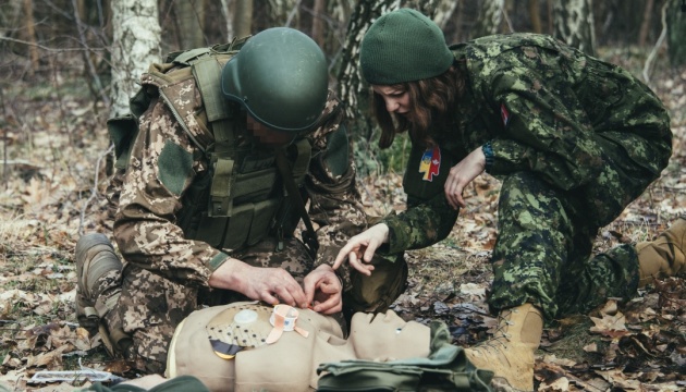 У Канаді показали, як жінки-військові навчають українських захисників