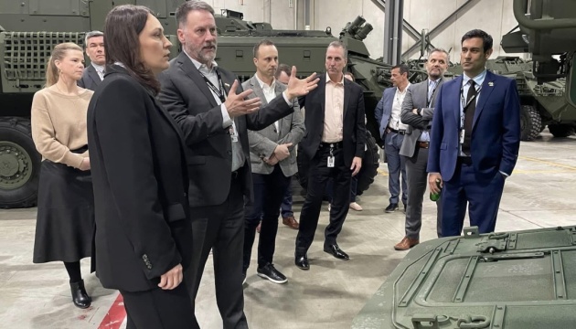 Посол України відвідала завод із виробництва броньованих автомобілів у Канаді