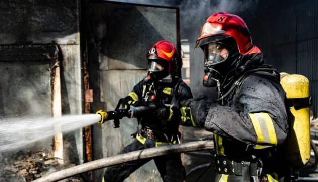 У Києві сталася пожежа на СТО, згоріла Tesla