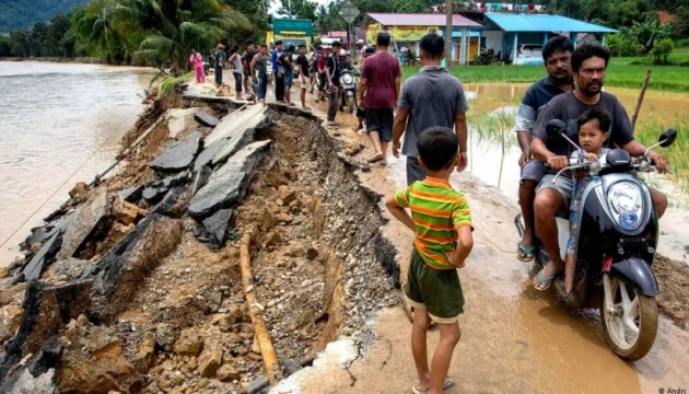 Повінь в Індонезії: кількість жертв зросла до 21, понад 80 тисяч людей евакуювали