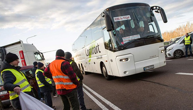 Україна закликала Польщу забезпечити безперешкодний рух автобусів через кордон