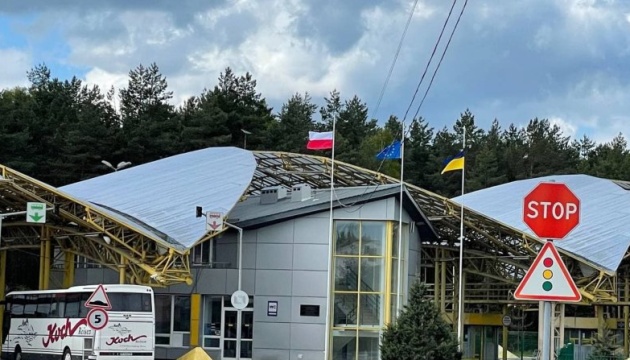 Український консул виїхав на КПП «Дорогуськ» через блокування пасажирських автобусів