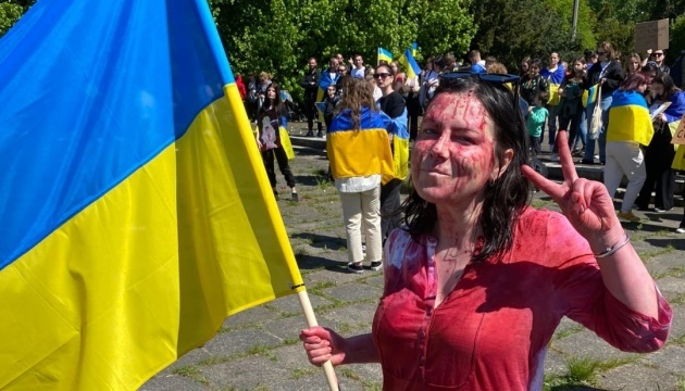 Українка, яку звинуватили в обливанні «кров'ю» посла РФ, прокоментувала заочний арешт у Росії 