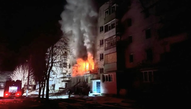 Un immeuble d'habitation à Koupiansk touché par une bombe guidée russe