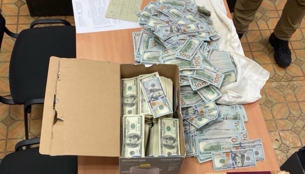 АРМА передали майже мільйон доларів, вилучених у ексголови ВЛК на Чернігівщині