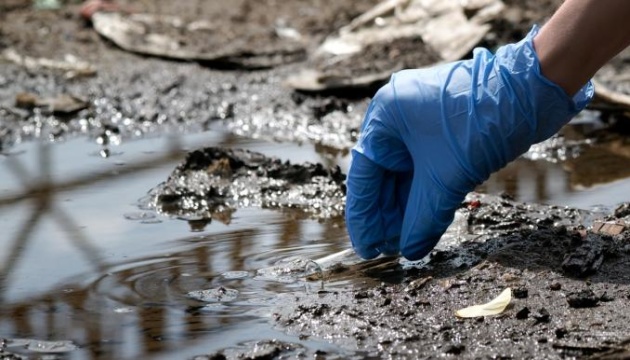 У Харкові знімають ґрунт поблизу нафтобази, знищеної росіянами у лютому