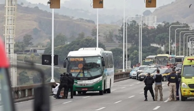 У Ріо-де-Жанейро чоловік захопив автобус з 17 пасажирами